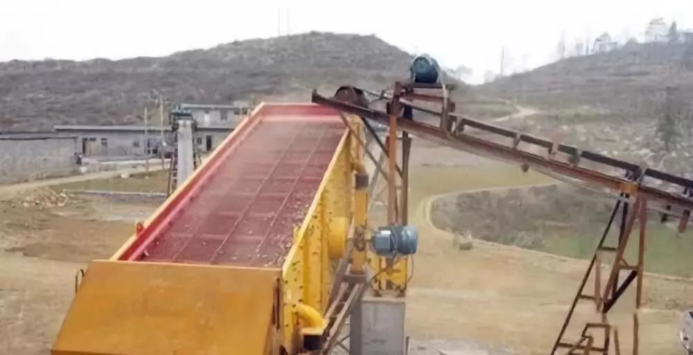 振動篩篩分質(zhì)量差、不下料的解決辦法